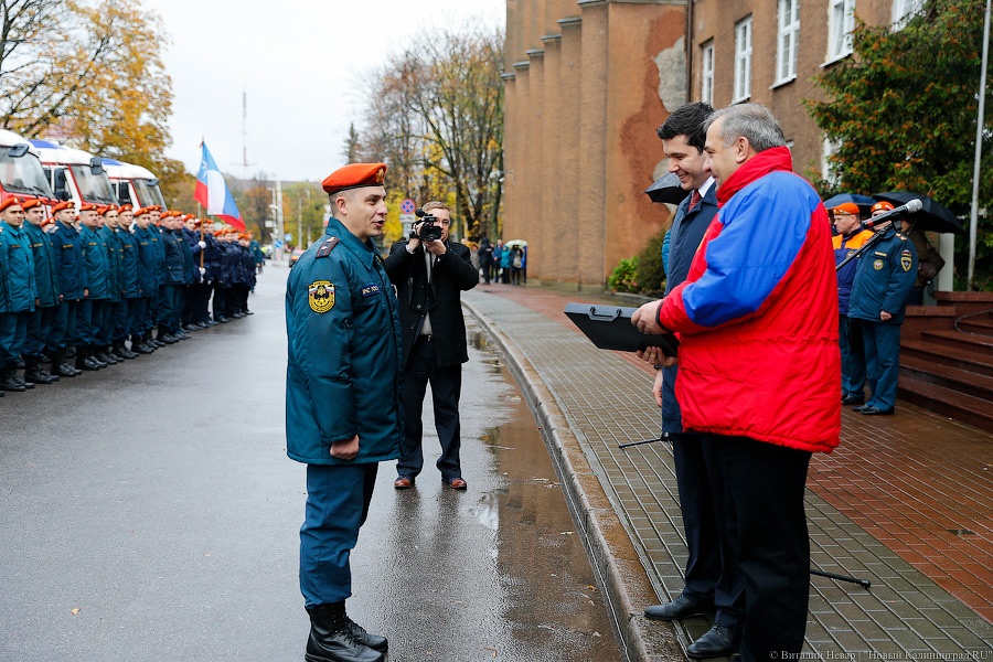 Мотоциклы и медали: как в МЧС региона подарки из рук министра получали