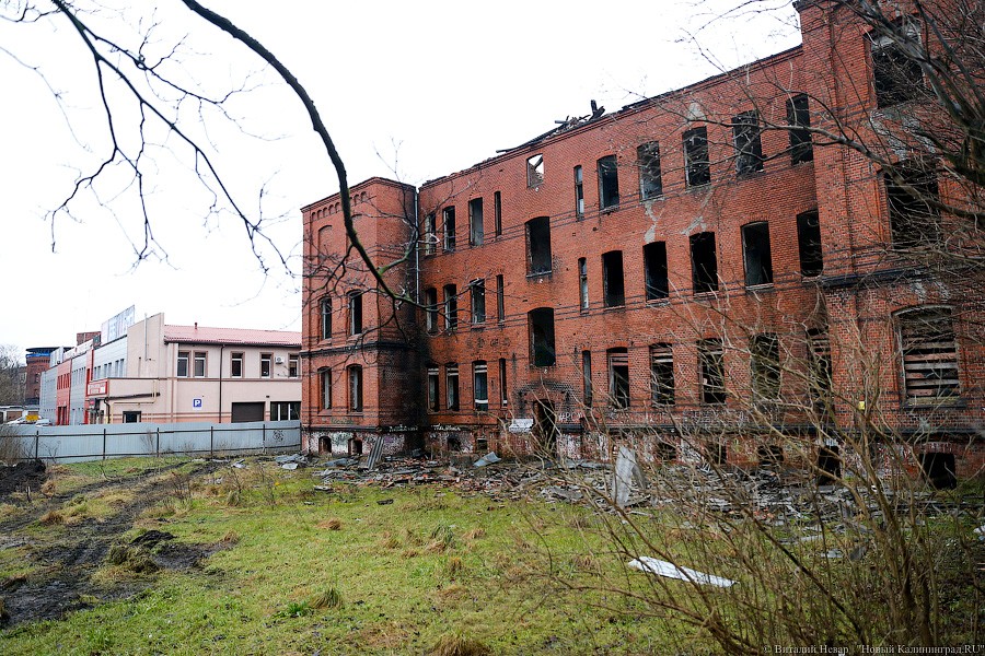 Экскаватором по Гёте: как сносят довоенное здание на Томской (фото, видео)