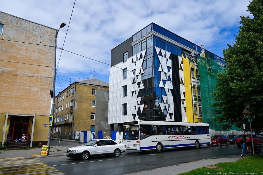 Стекло и треугольники: как выглядит фасад реставрируемой «Кройц-аптеки»