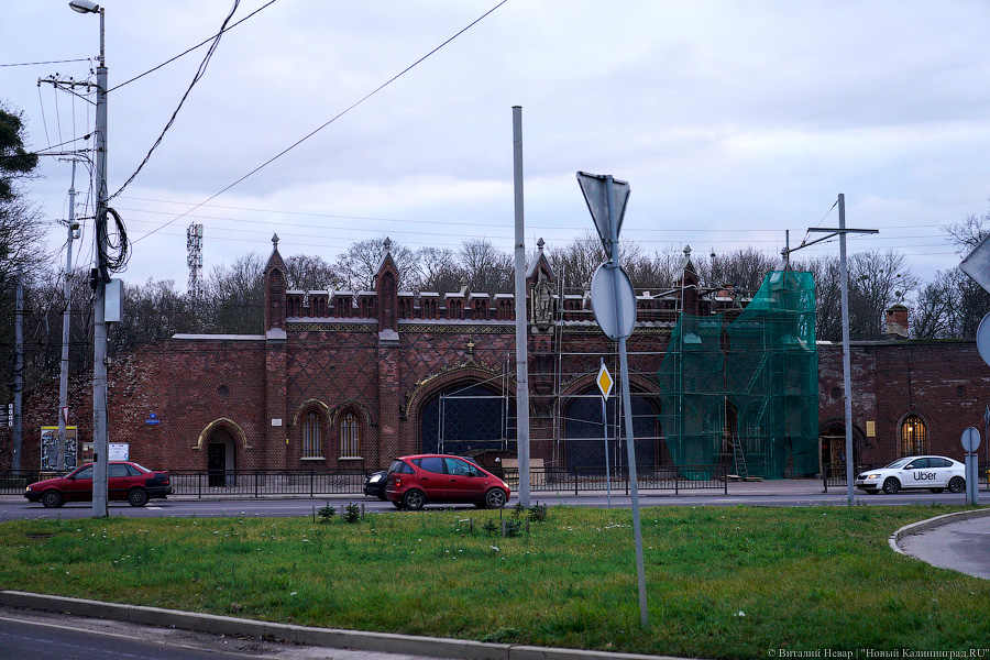 «Не можем делать один в один»: как реставрируют эскарповую стену Фридландских ворот