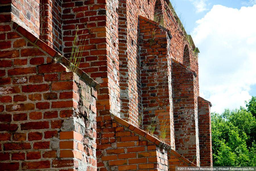 Заваренный вход и ажурные решетки: судьба кирхи в Знаменске после консервации