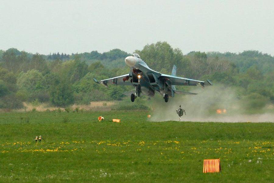 «Учёба в небе»: фоторепортаж с тренировочных полётов Су-27