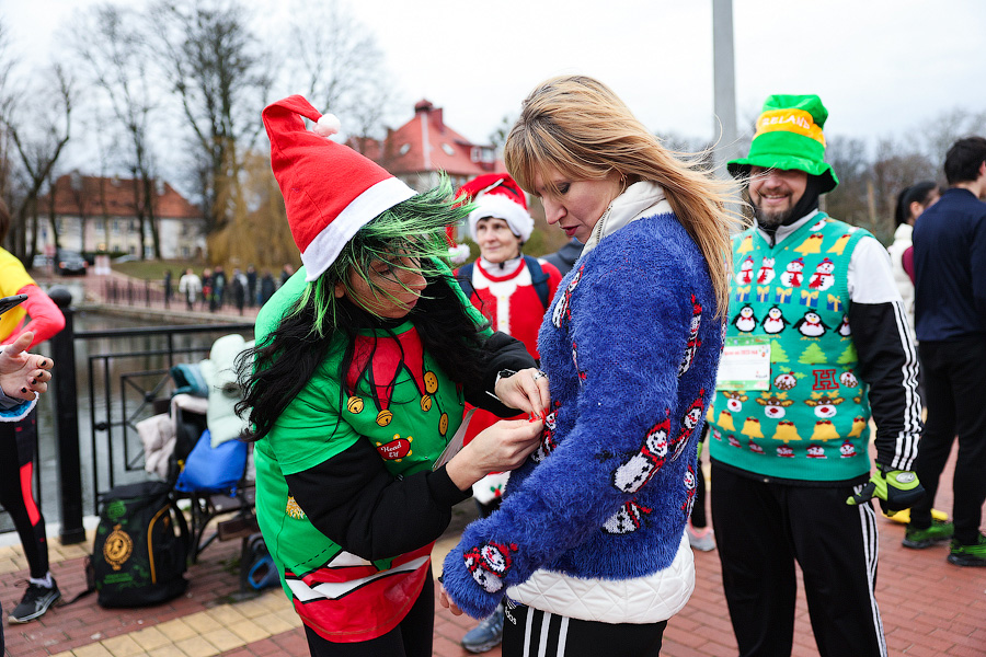 «Всем мира»: сторонники ЗОЖ пробежали по набережной Верхнего озера 2023 метра (фото)