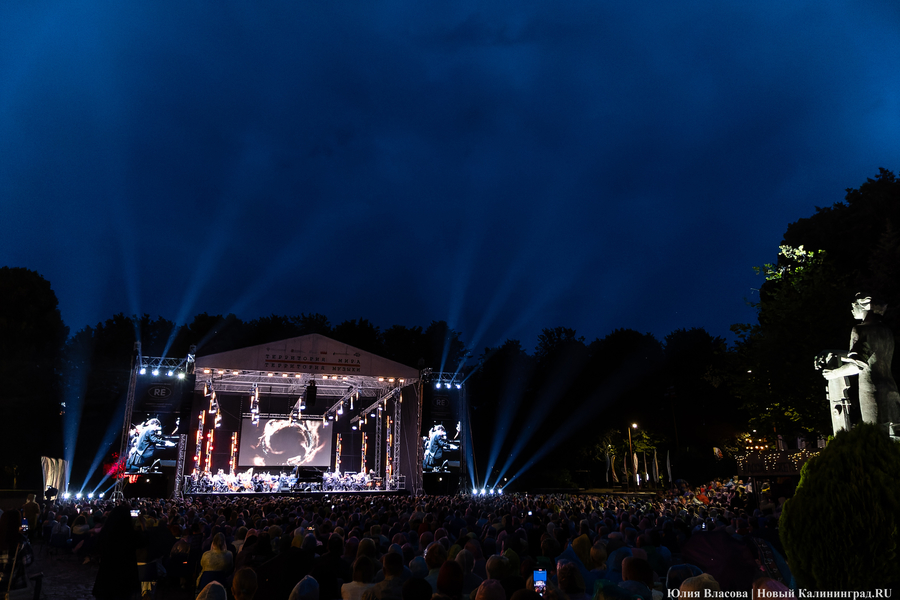 Бурлеска под дождём: Денис Мацуев выступил на острове Канта (фото)