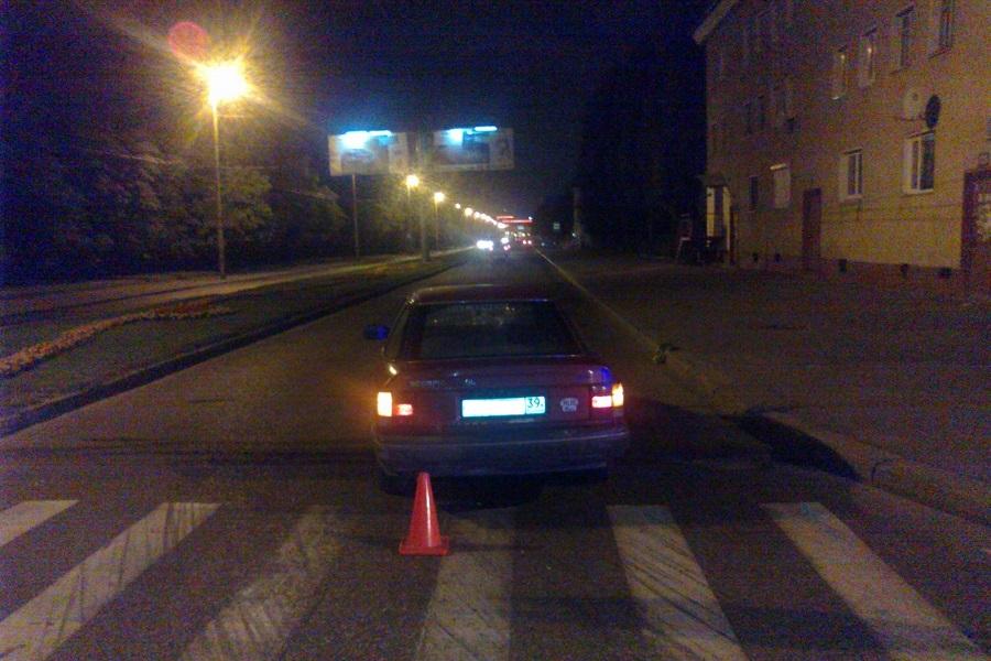 На Октябрьской одна машина сбила сразу двух пешеходов (фото)