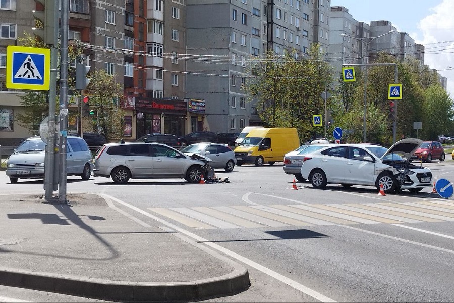На перекрестке Гайдара — Согласия затруднено движение из-за ДТП (фото)
