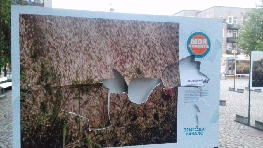 В Калининграде вандалы сломали стенды на фотовыставке «Моя Планета» у кинотеатра «Заря»