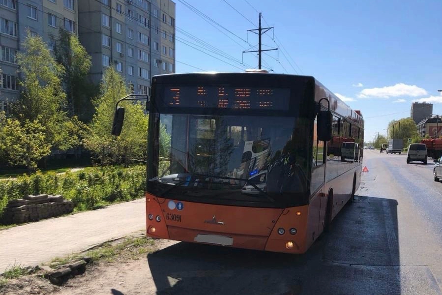 В Калининграде при повороте автобуса упала коляска, ребёнок получил травмы (фото)