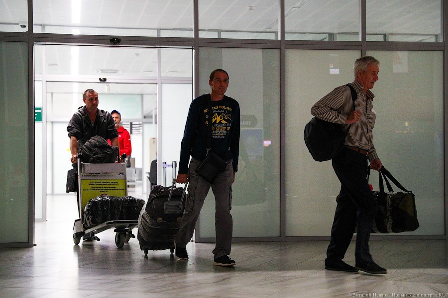 Прямым рейсом с Канар: в «Храброво» прилетел рейс с российскими моряками (фото)