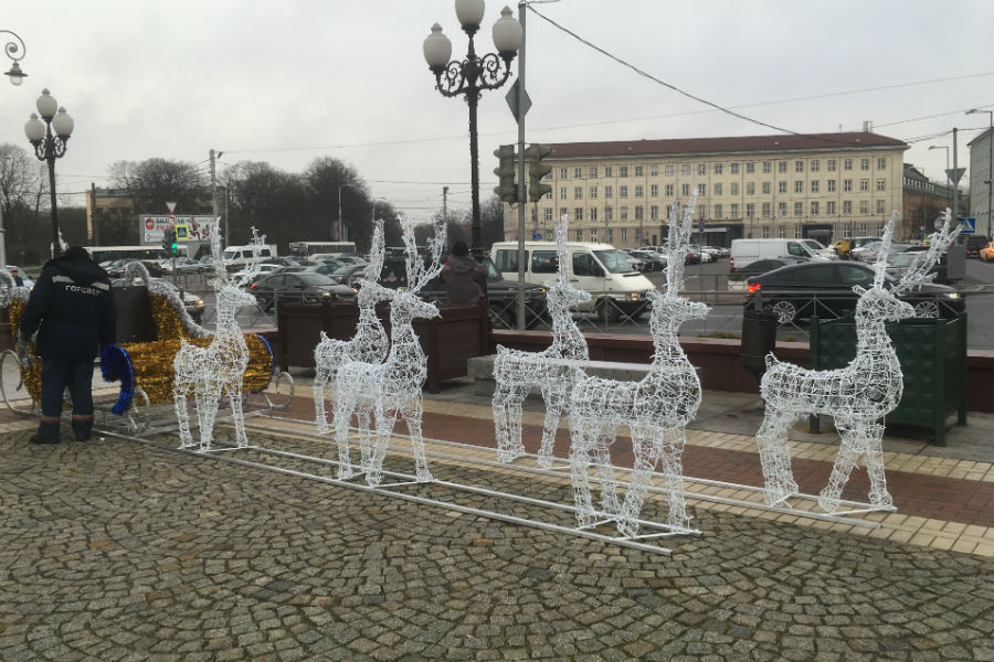 Арки и олени: на пл. Победы начали монтировать украшения к Новому году (фото)