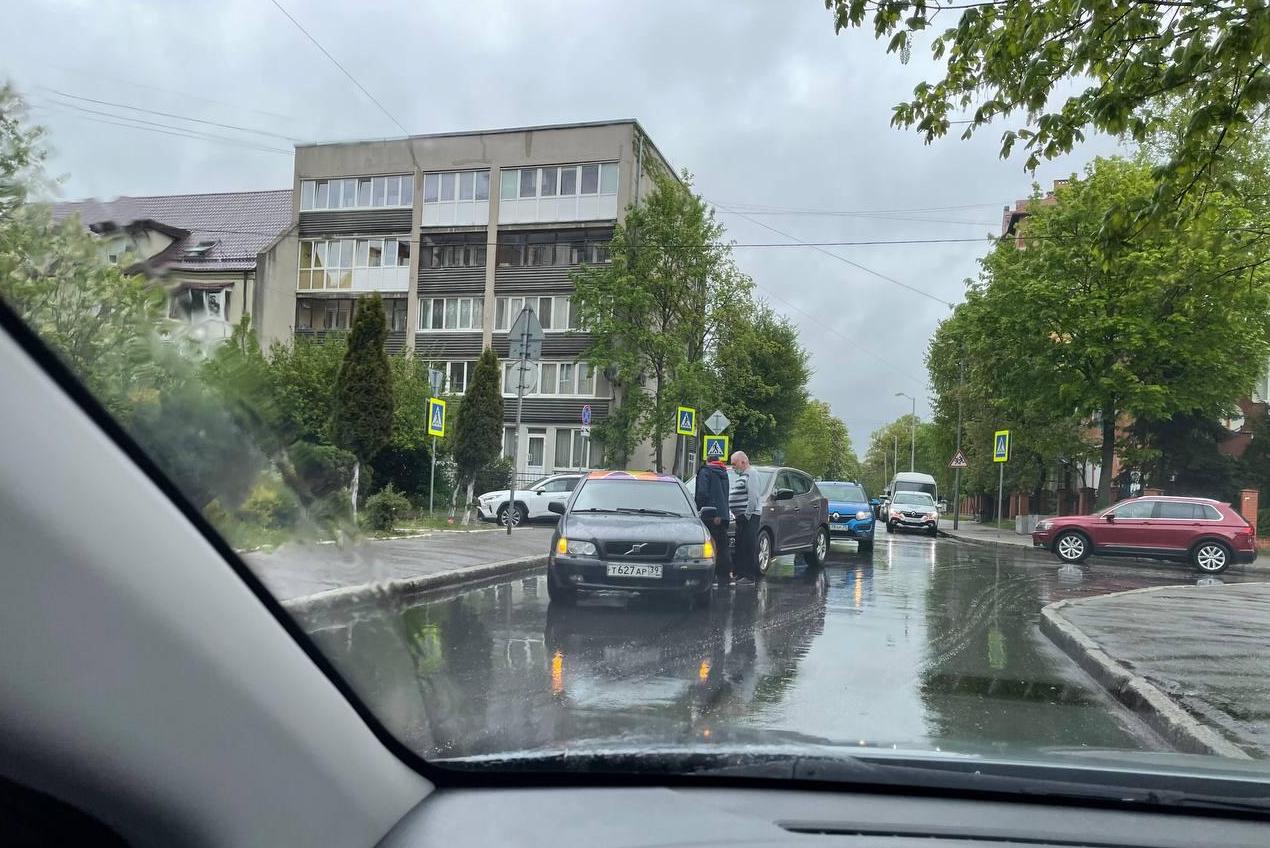 Из-за ДТП на перекрестке Яналова и Алябьева образовались пробки (фото)