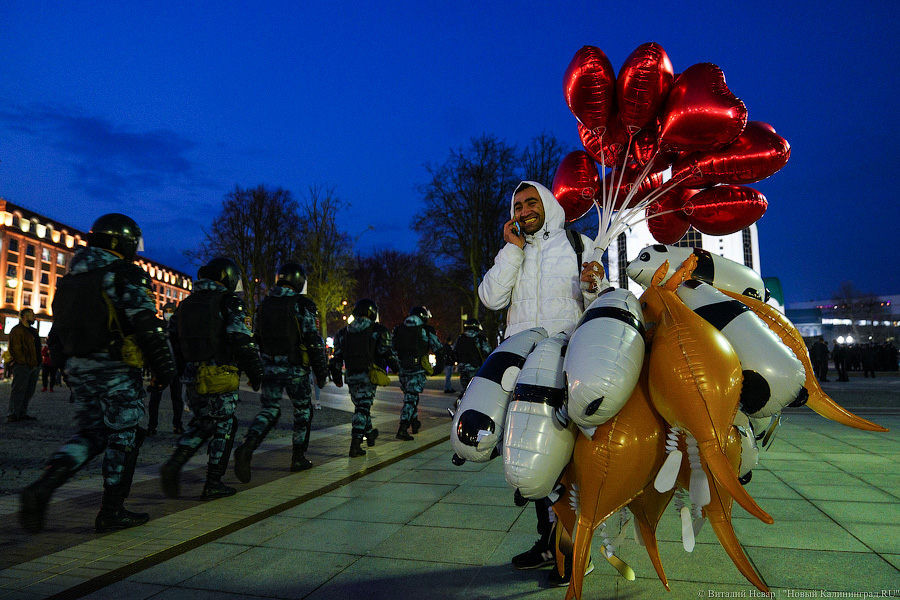 «Свободу политзаключенным»: как прошла акция сторонников Навального в Калининграде (фото)