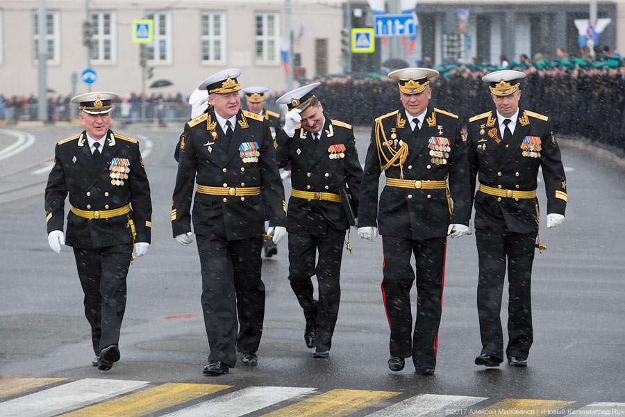 «Гвоздики», «Град» и снег: в Калининграде прошел Парад Победы