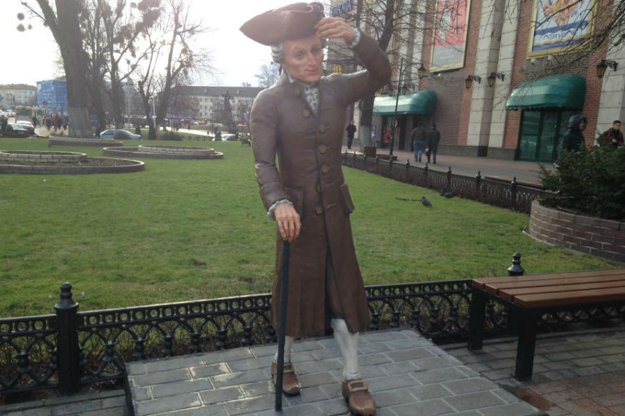 Возле «Европы» установили первую в Калининграде фигуру «доброго Канта» (фото)