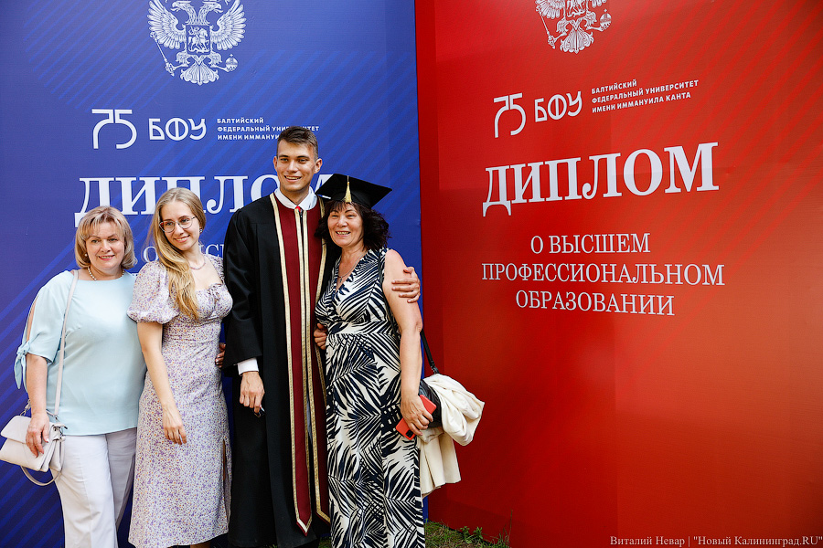 Диплом — и точка: выпуск студентов БФУ им. Канта в Кафедральном соборе (фото)