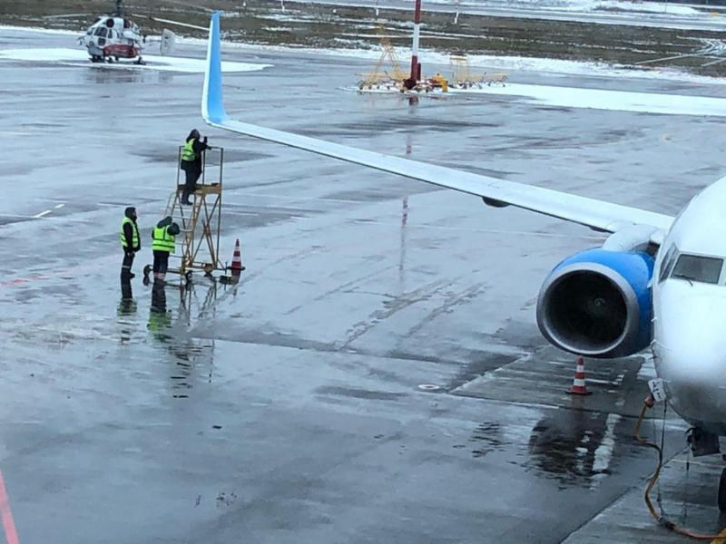 В калининградском аэропорту «Храброво» самолет «Победы» столкнулся с трапом (фото)