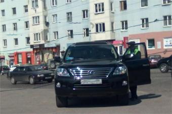 ГИБДД оштрафовала депутата Донских, неправильно припарковавшего свой «Лексус»