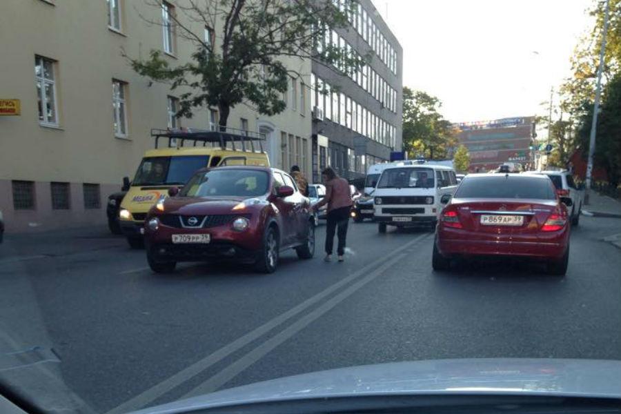 На ул. Озерова столкнулись три авто, собирается пробка (фото)