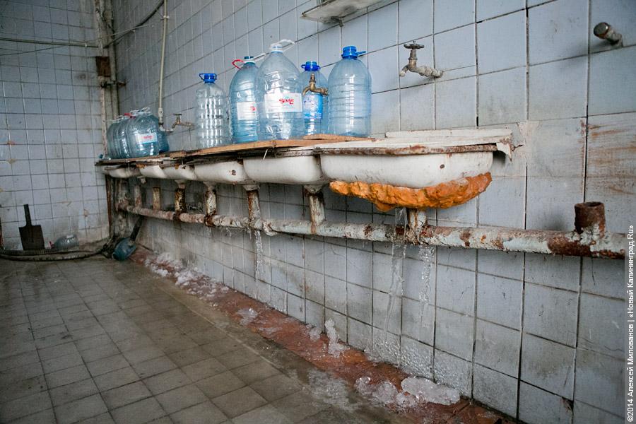 Собачий холод: в разгромленной бывшей казарме на Артиллерийской без тепла и воды живут люди