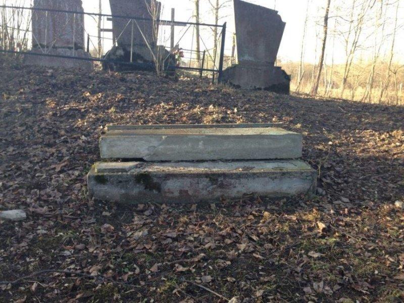 Неизвестные сломали памятник на могиле 92 русских воинов в Озёрском районе (фото)