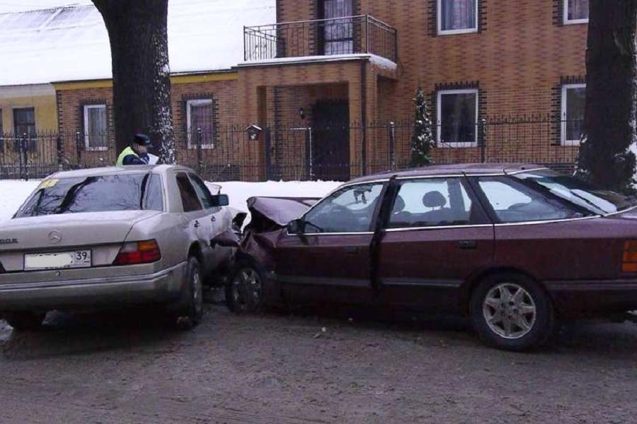В Калининграде на Ялтинской неопытный водитель устроил ДТП, есть пострадавшие (+фото)