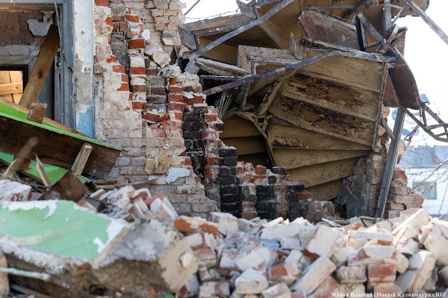 Превращение легенды в гору мусора: в Калининграде разобрали виллу Эдит (фото)