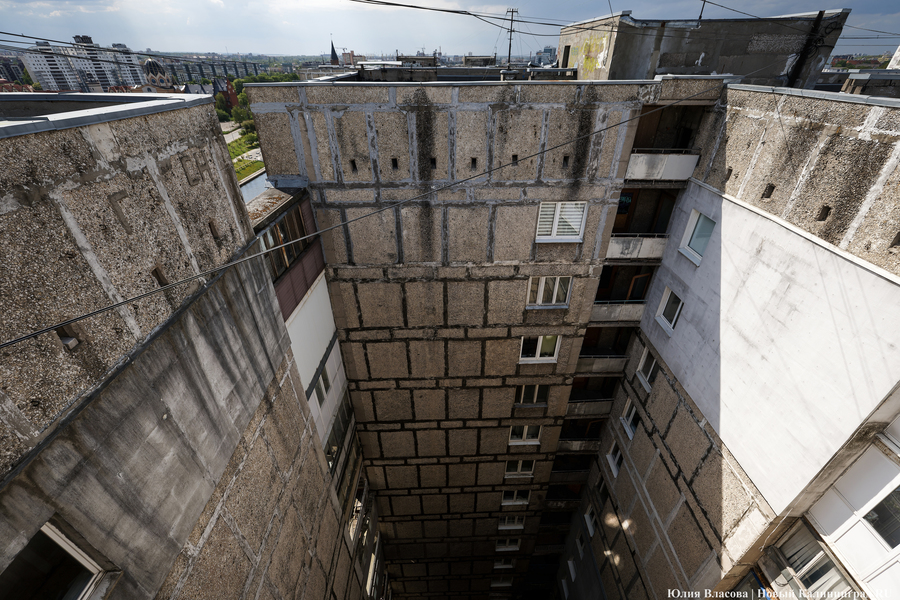 «Заброшка» с видом на остров Канта: фоторепортаж из «треснувшего дома» (фото)