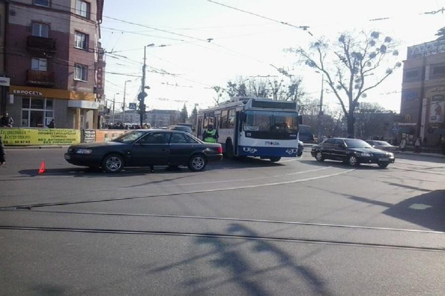 В центре города столкнулись троллейбус и «Ауди», собирается пробка (фото)