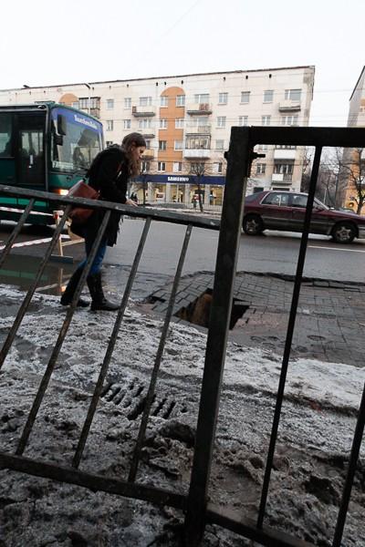 Дорога и пустота: на Ленпроспекте асфальт не выдержал нагрузки (фото)