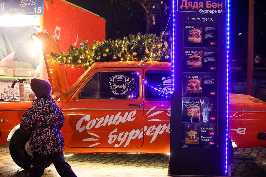 Гастрономическая шаурма и другие: на острове Канта открылась новогодняя ярмарка (фото)