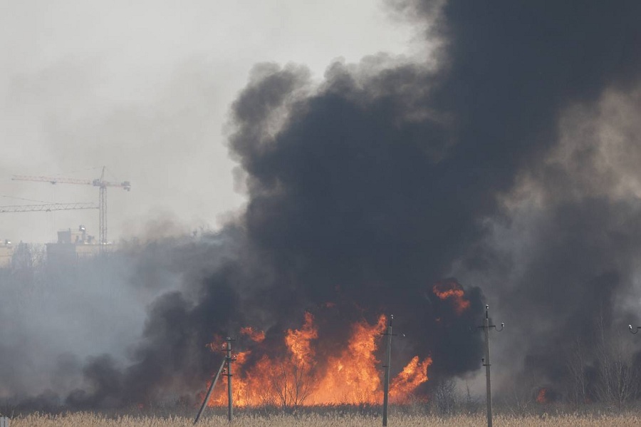 «Тушение затруднено сложностью подхода»: в МЧС прокомментировали пожар на Острове (фото)