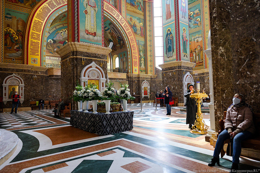 В брызгах святой воды: освящение пасхального угощения в соборе Христа Спасителя (фото)
