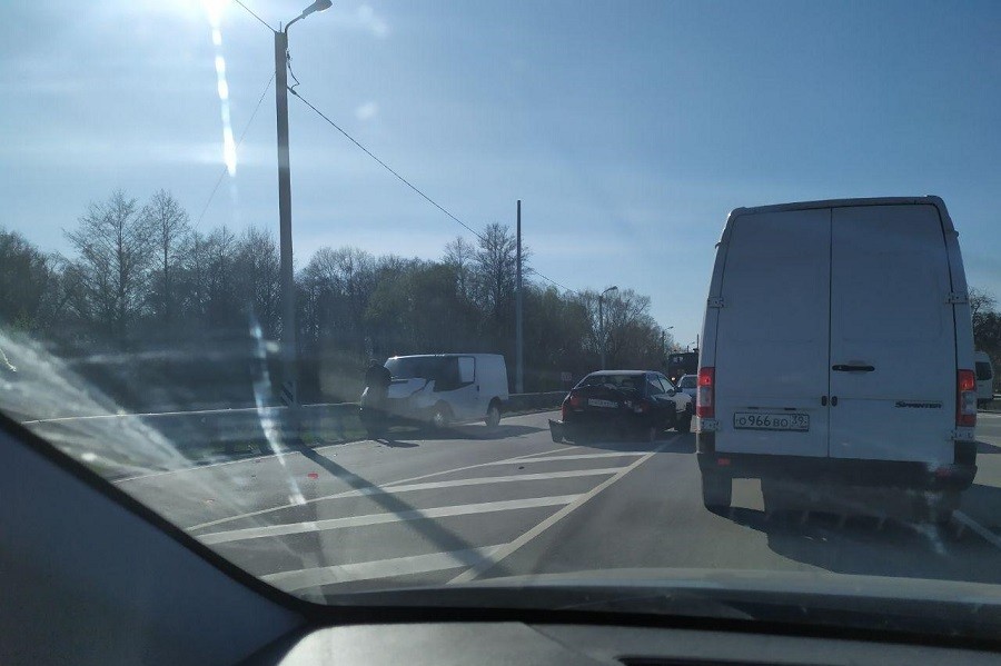 На мосту в районе Талпаков собралась пробка из-за ДТП (фото)
