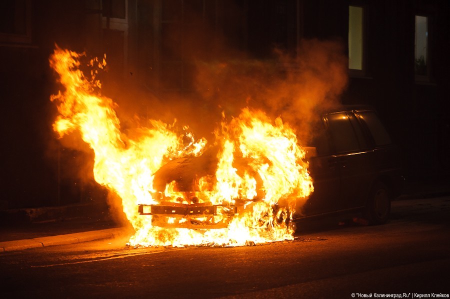 Ночью в Калининграде огонь уничтожил авто марки «Пежо»
