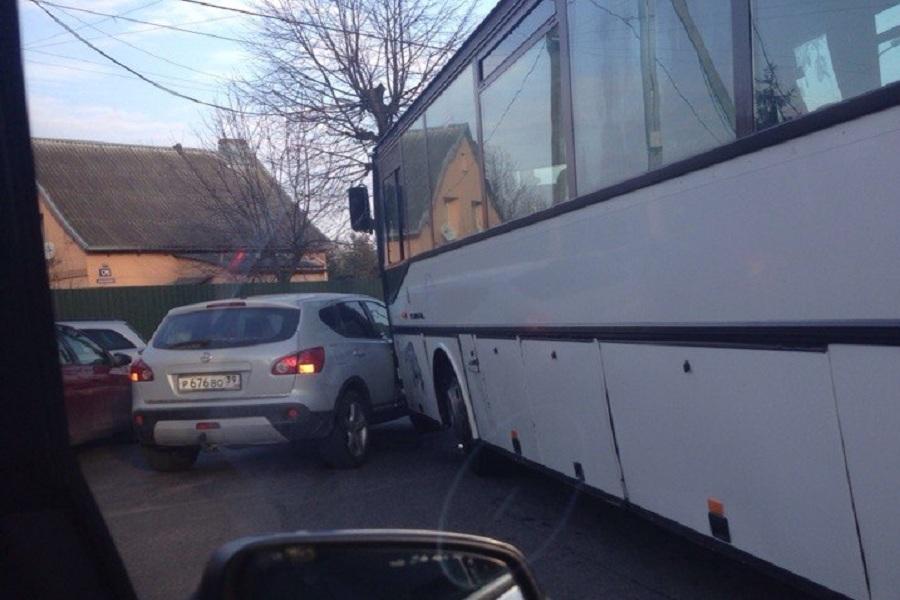 В Калининграде столкнулись автобус и легковушка (фото)