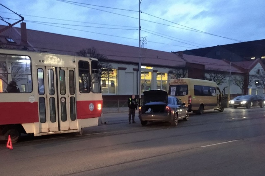 На Черняховского столкнулись маршрутка и «Ауди», заблокировав движение трамваев (фото)