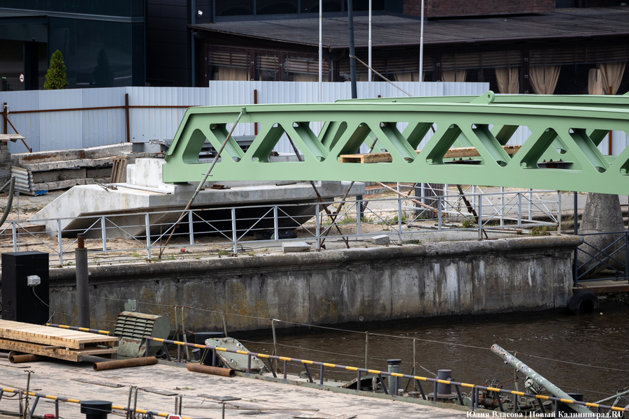 От «Юности» до Канта: в Калининграде монтируют арочный пролёт Философского моста (фото)