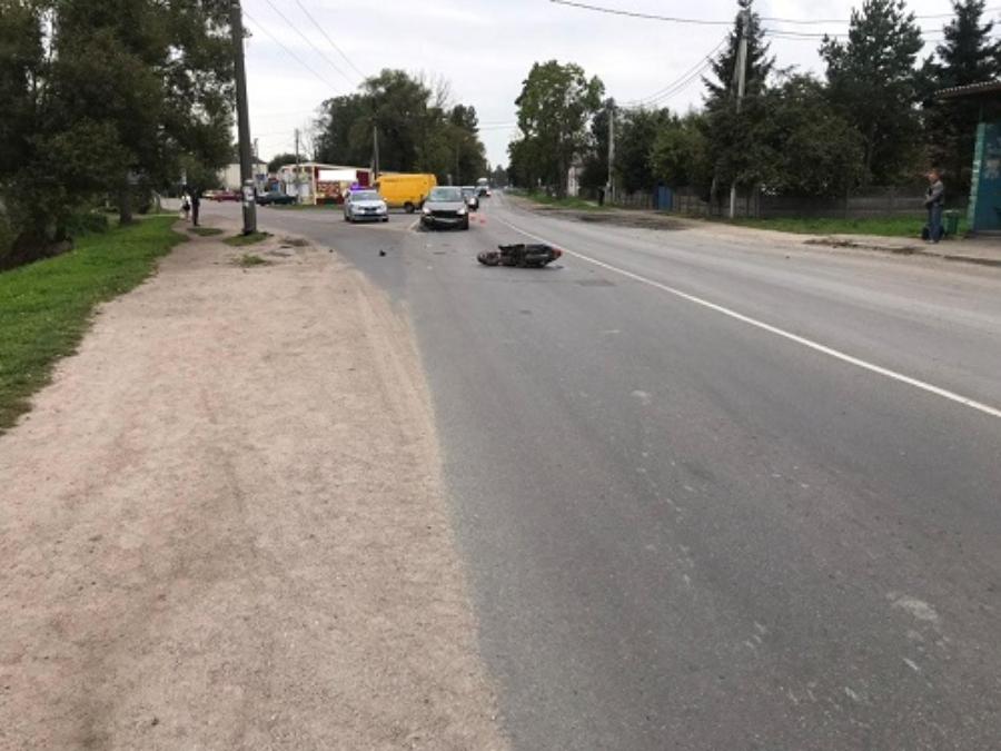 В Гурьевском районе скутер без номеров пересек сплошную и врезался в машину