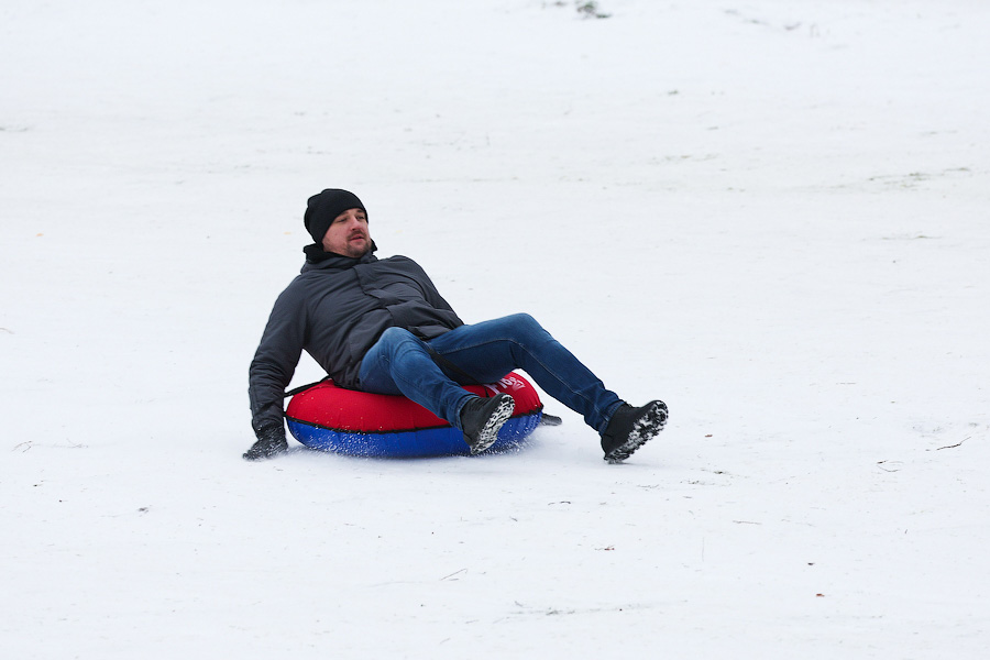 Полет на санках: как в Центральном парке Калининграда с горки катаются (фото)