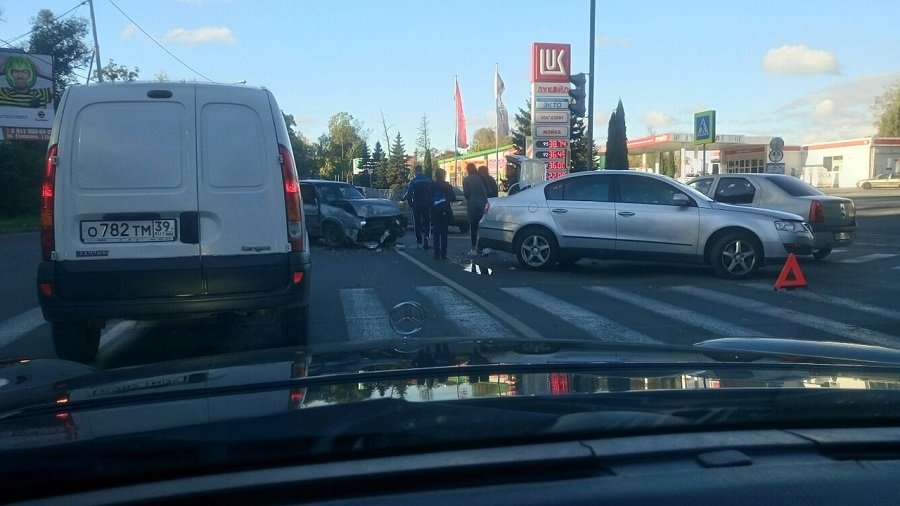 Очевидцы: на пересечении Суворова и Камской произошло ДТП из-за неработающего светофора (фото)