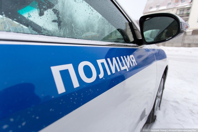 В Калининграде водитель врезался в забор «Кройц-аптеки» и скрылся, бросив машину