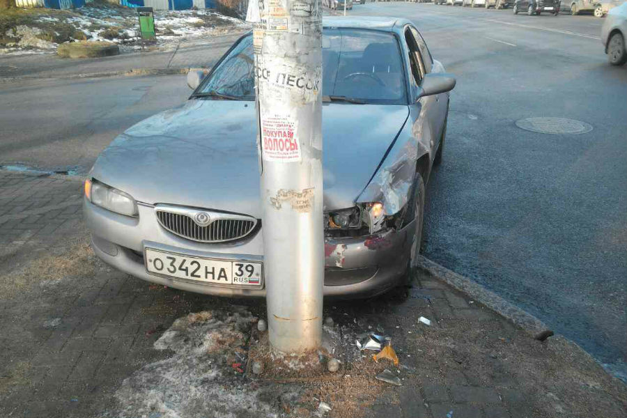 На проспекте Мира «Мазда» врезалась в столб (фото)