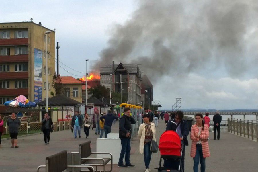 В Зеленоградске на променаде загорелась заброшенная гостиница (фото, видео)