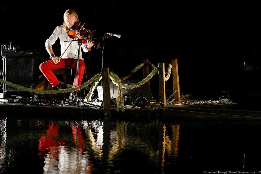 Вечерний Дьяков: как калининградский альтист устроил концерт на плоту (фото)