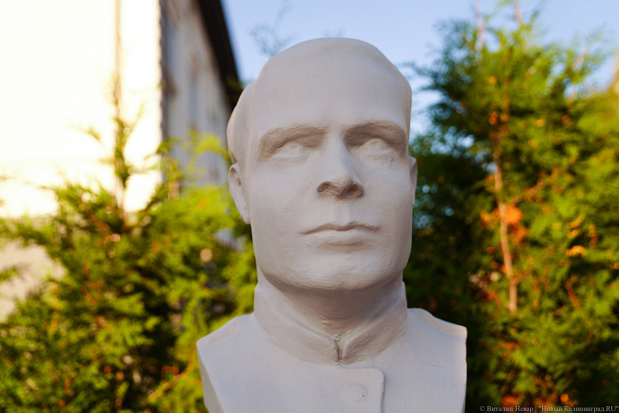 Ещё одна попытка: в Чкаловск вновь вернули бюсты лётчиков (фото)