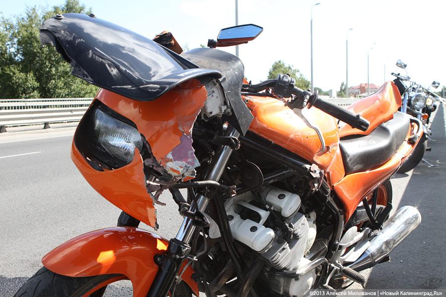 На второй эстакаде разбился мотоциклист, мотоцикл проехал ещё 300 метров (фото)