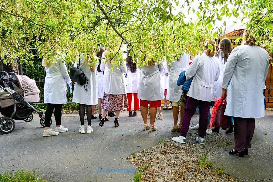 Как проходит вручение дипломов выпускникам БФУ в Ботаническом саду (фото)