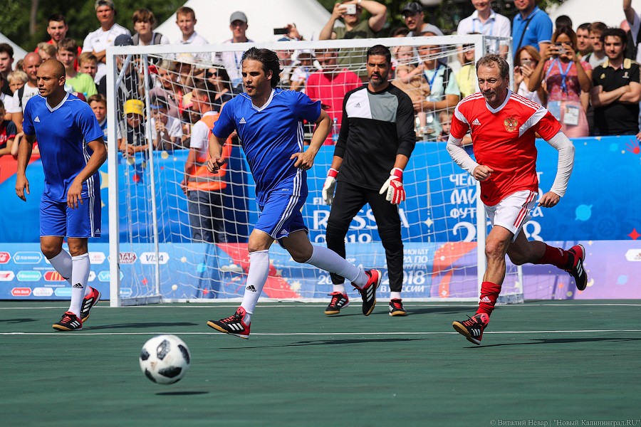 Праздник очередей и футбола: чем запомнился матч легенд ФИФА в Калининграде