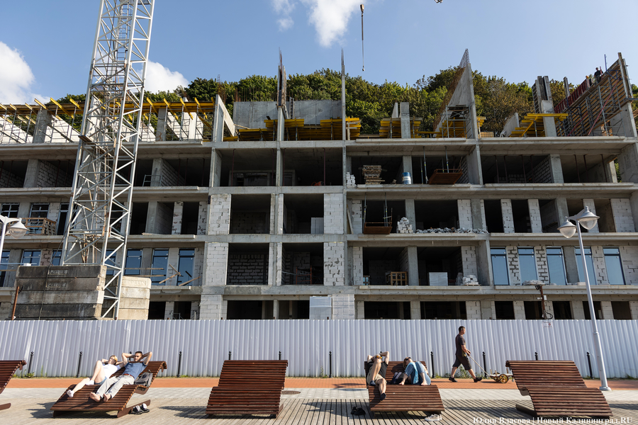 С видом на море и стройку: как выглядит пляж в Светлогорске этим летом