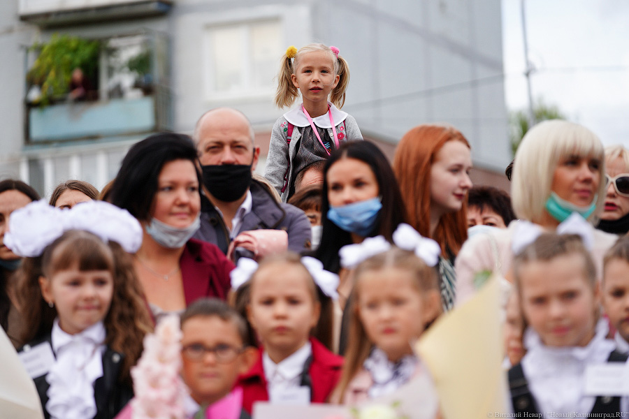 Серьёзное дело: как прошла первая линейка в самой новой школе Калининграда